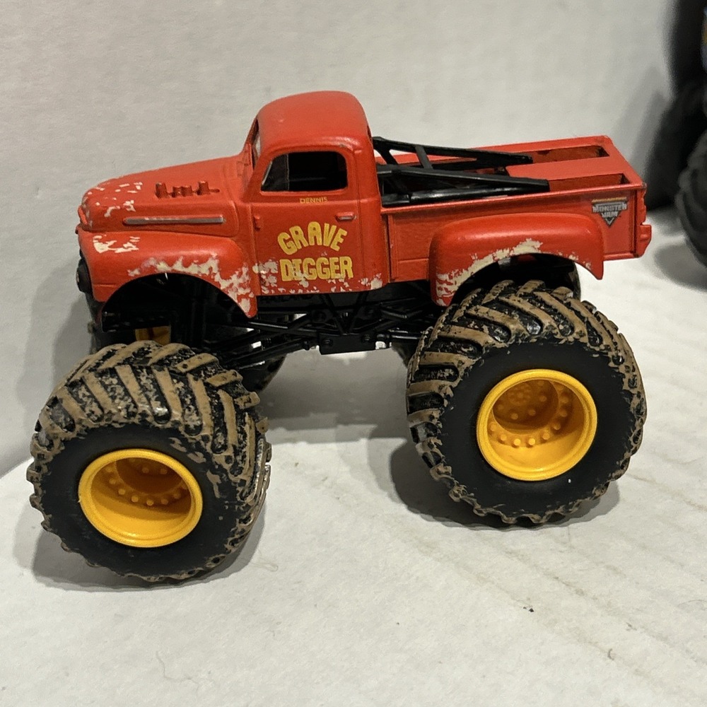 Red Grave Digger Monster Jam Hot Wheels Truck 1/64 Diecast Metal B3